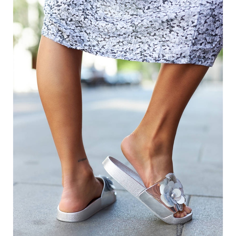 Chanclas plateadas con parte superior decorativa de Caggio plata 1