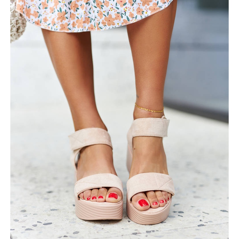 Sandalias beige con cuña de Nerea 1