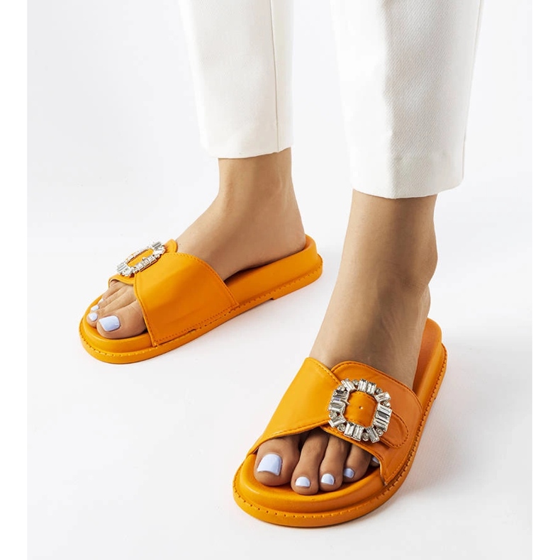 Chanclas naranjas decoradas con pedrería de Griegsvei 1