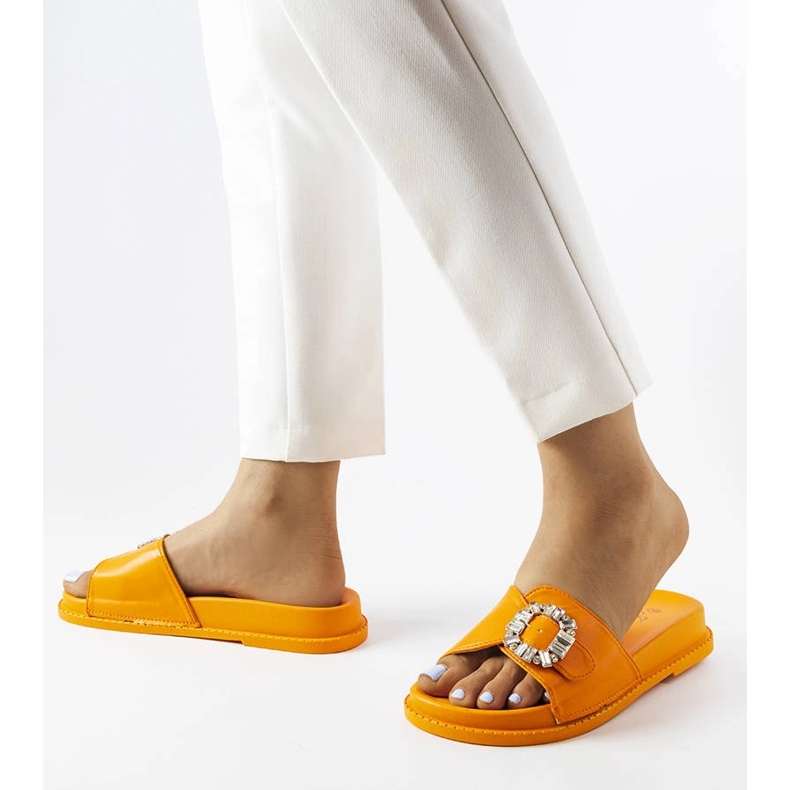 Chanclas naranjas decoradas con pedrería de Griegsvei 2