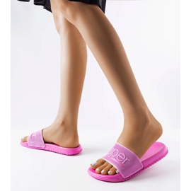 Zapatillas rosas de goma de Azelio. 2