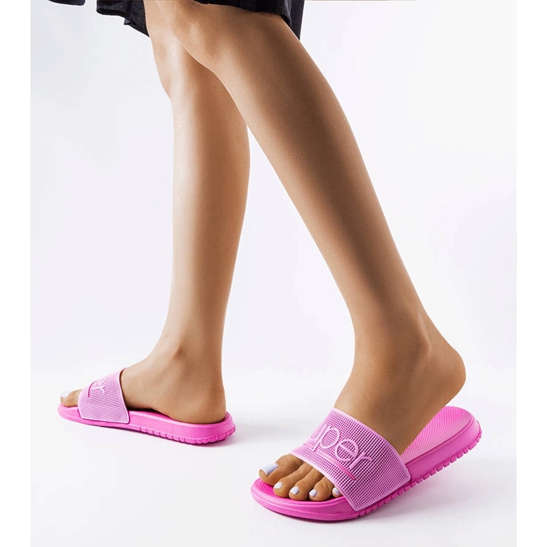 Zapatillas rosas de goma de Azelio. 2