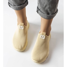 Zapatillas slip-on beige de Azalee 1 Zapatillas slip-on beige de Azalee 1
