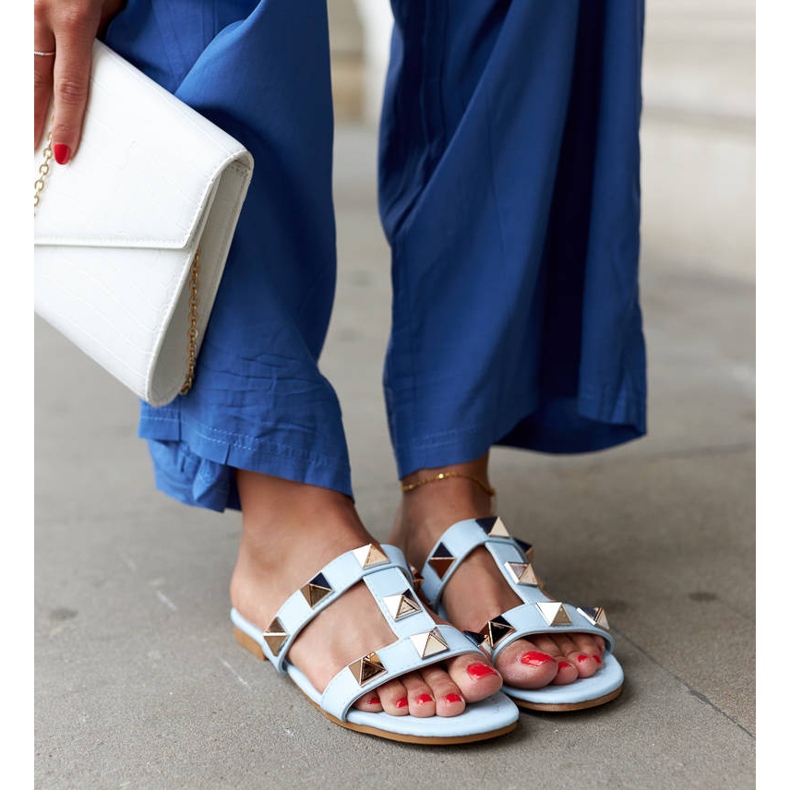 Mules azules con tachuelas de Mazzi 1 Mules azules con tachuelas de Mazzi 1