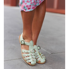 Sandalias verdes decoradas con pedrería de Gaetano 2