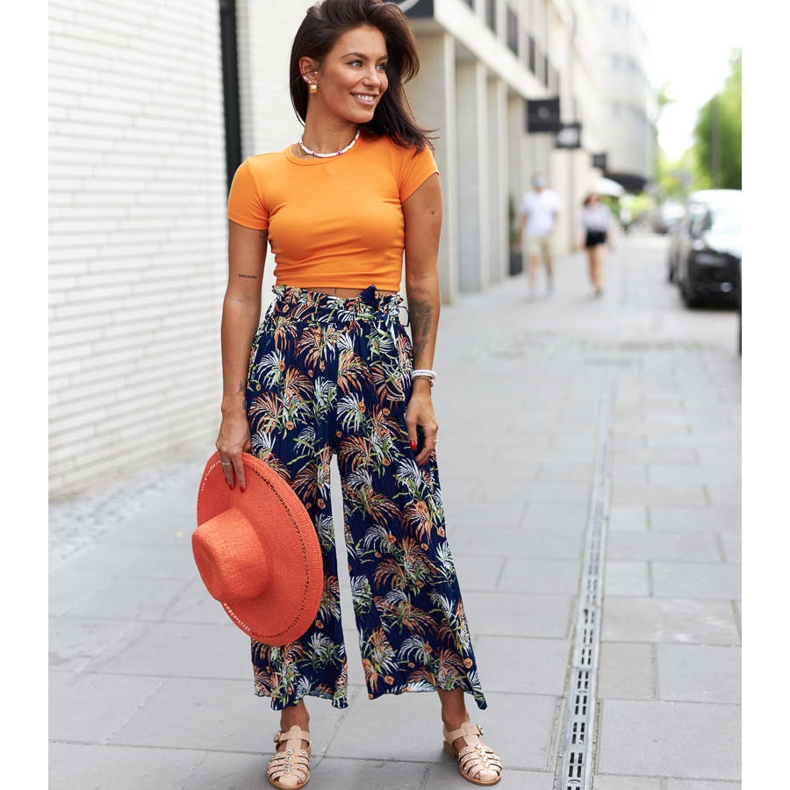 Sandalias beige decoradas con pedrería de Gaetano 1