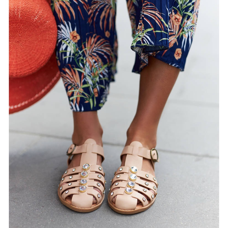 Sandalias beige decoradas con pedrería de Gaetano 2