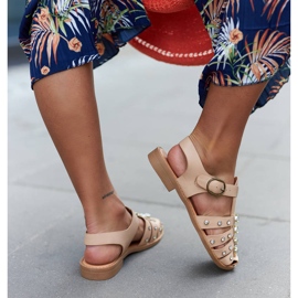 Sandalias beige decoradas con pedrería de Gaetano 4