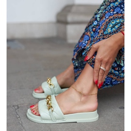 Chanclas verdes decoradas con cadena Borgo 2