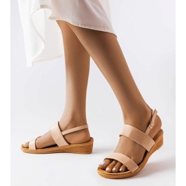 Sandalias beige con cuña de Grottazzolina 1