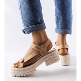 Sandalias beige en el puesto Big Star LL276036 1