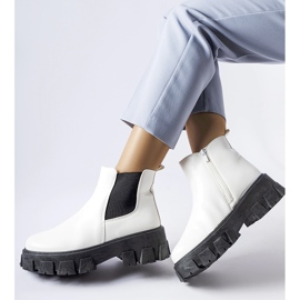 Enormes botines Petronio en blanco y negro. 1