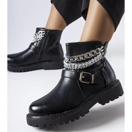 Botines negros con cadenas decorativas de Mezzavia 1