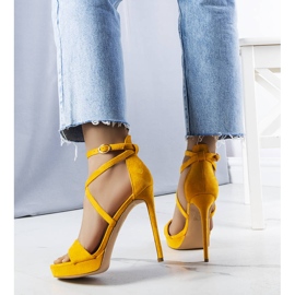PA1 Sandalias amarillas de tacón alto de Dorian. amarillo 2