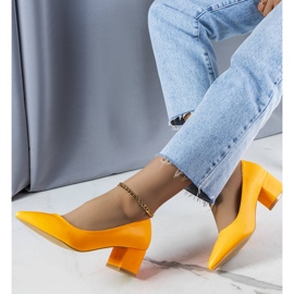 Zapatos de tacón naranjas de Gail 1