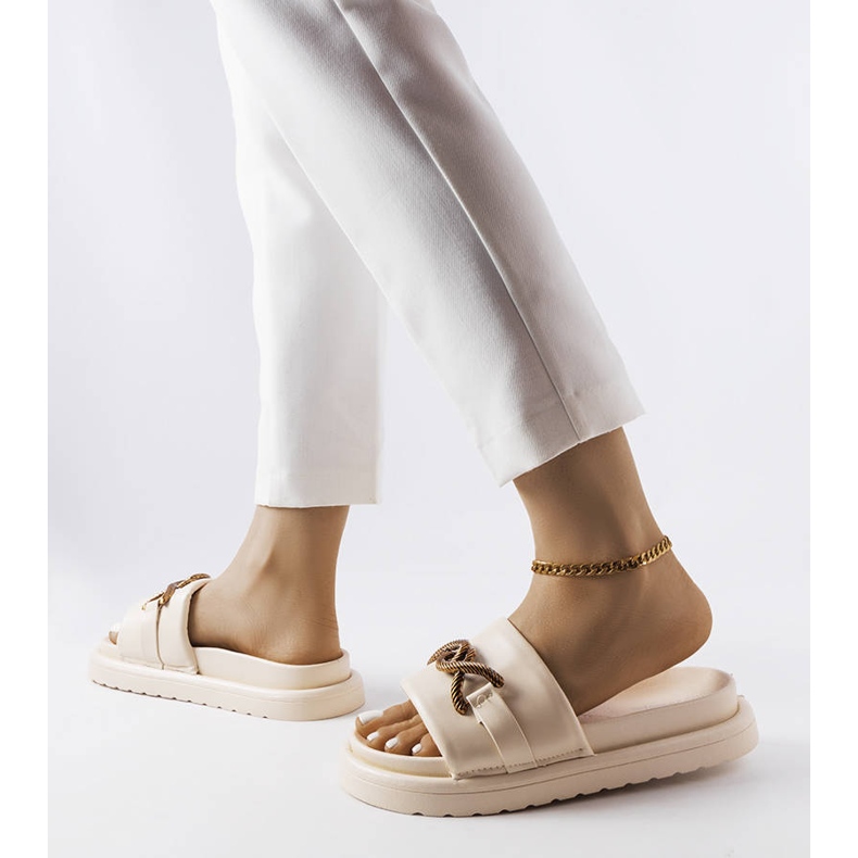 Chanclas beige con plataforma de Frédérique 2