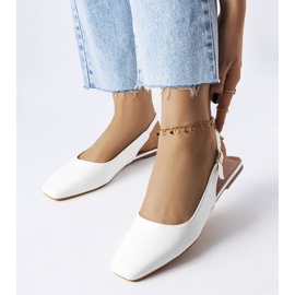 Sandalias blancas con puntera cerrada de Hazelwood. blanco 1