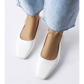 Sandalias blancas con puntera cerrada de Hazelwood. blanco 2