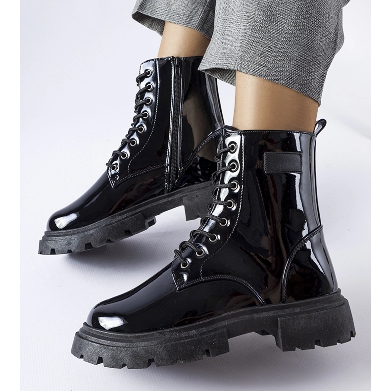 Inna Botas Mestervi negras con aislamiento y charol negro 1