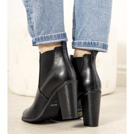 Botas negras aisladas en el poste de Castro negro 1