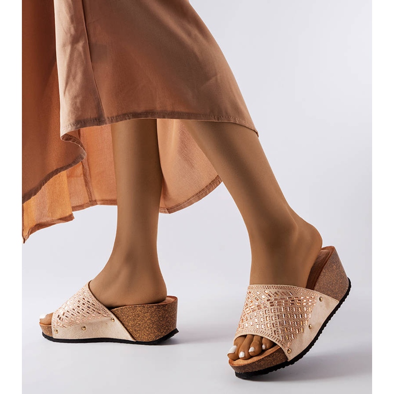 Sandalias con cuña de pedrería beige de Guymon 2