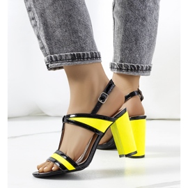 Sandalias amarillas en el puesto de Puddy negro 1