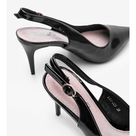 Zapatos de tacón negros lacados en un cinturón Cindy 2