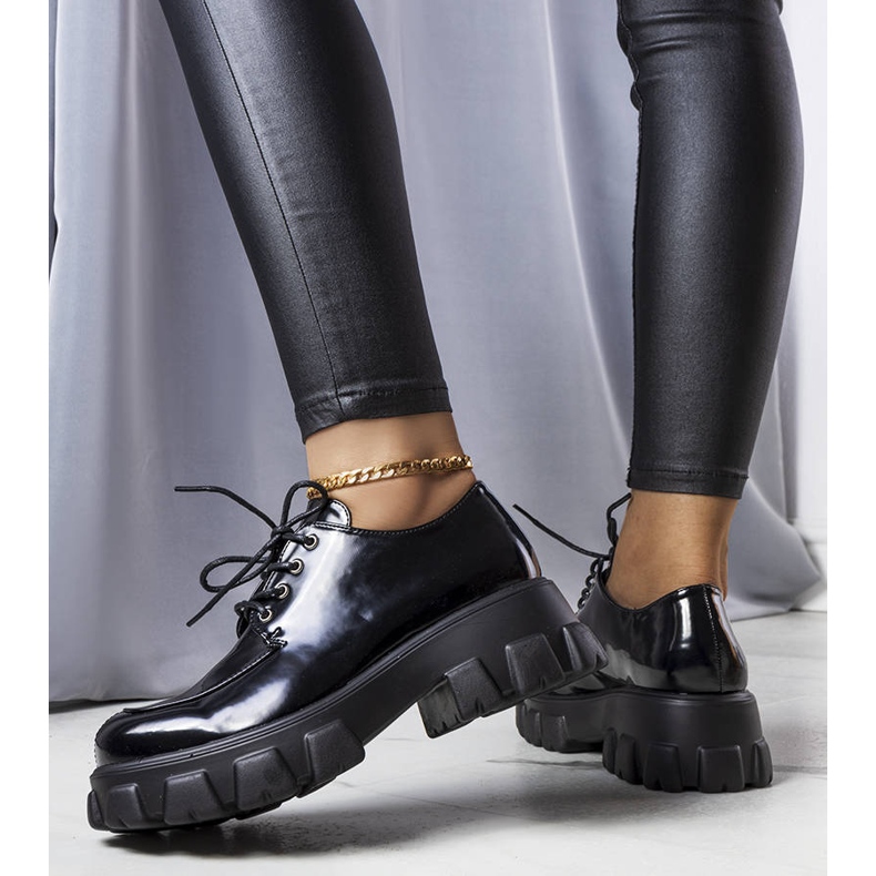 Zapatos lacados en negro de Lynn 1