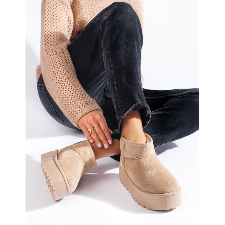 Botas de nieve cortas de color beige con plataforma Shelovet. 2