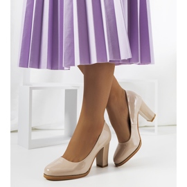 Zapatos de salón lacados en beige de Stokes 1