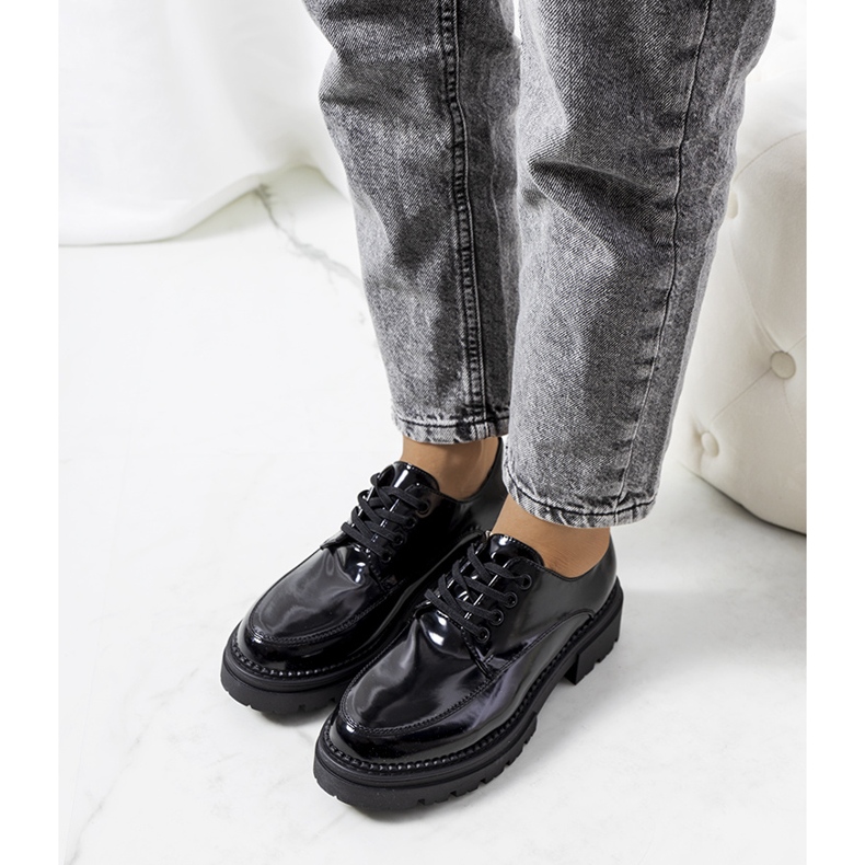 Zapatos negros en una suela de tractor de Markus 1