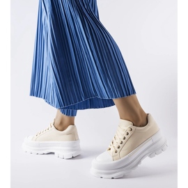 Zapatillas beige con plataforma alta de Kari 1