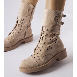 Botas beige caladas de Legault 2