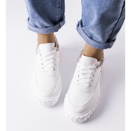 Zapatillas rosas con cadena de Thilda. blanco 1