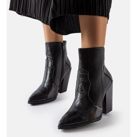 Botines negros en el puesto de Kensley 2