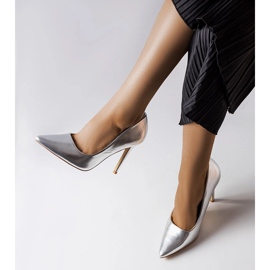 Tacones plateados metalizados de Delis plata 1