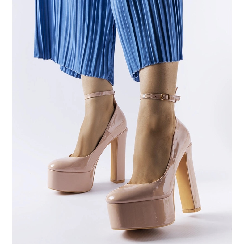 Zapatos de tacón de charol beige de Colle 1