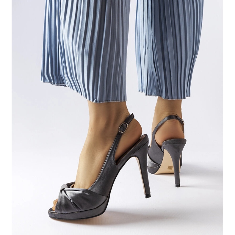 Sandalias de tacón gris oscuro de Crispin 1