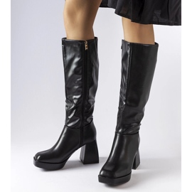 Botas negras en una publicación masiva de Villanova negro 1
