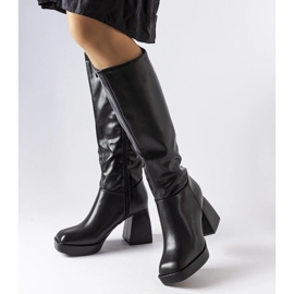 Botas negras en una publicación masiva de Villanova negro 2