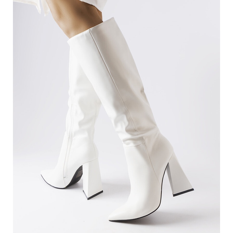 Botas Medicina blancas en el poste blanco 1