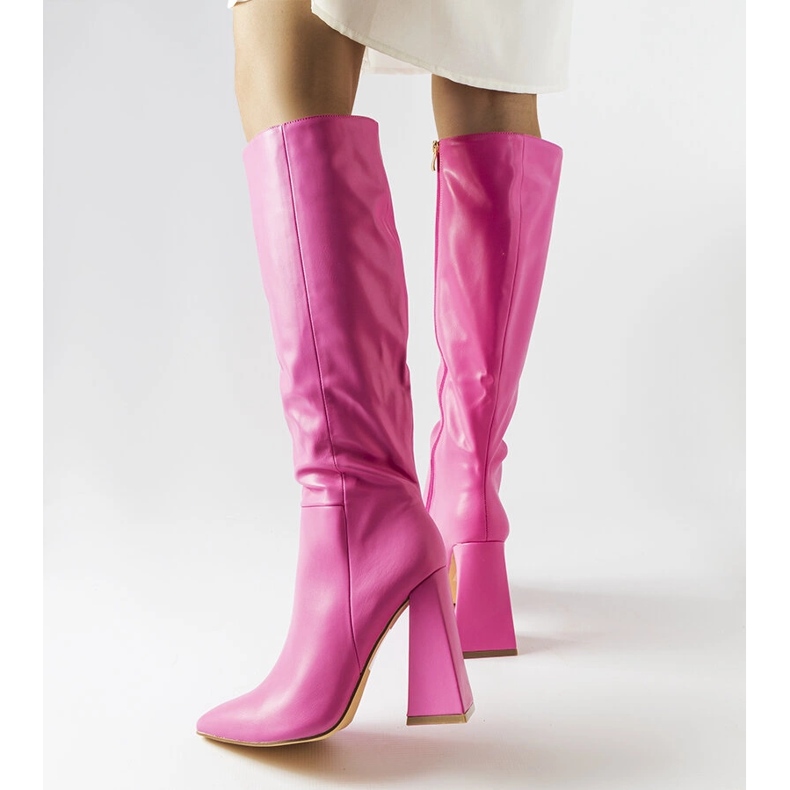 Botas rosas en el puesto de Medicina rosado 1