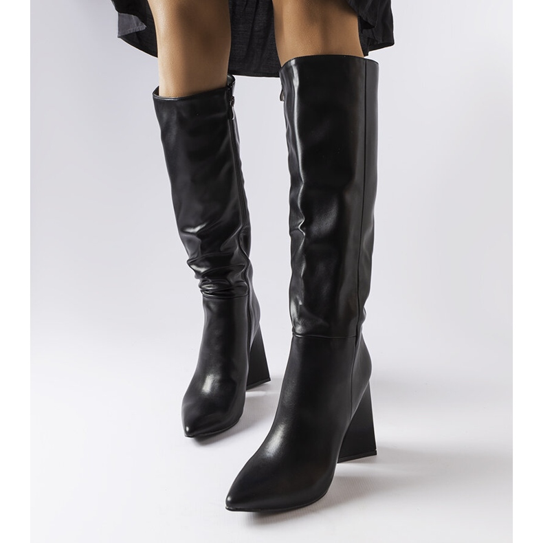 Medicina botas negras en el poste negro 1