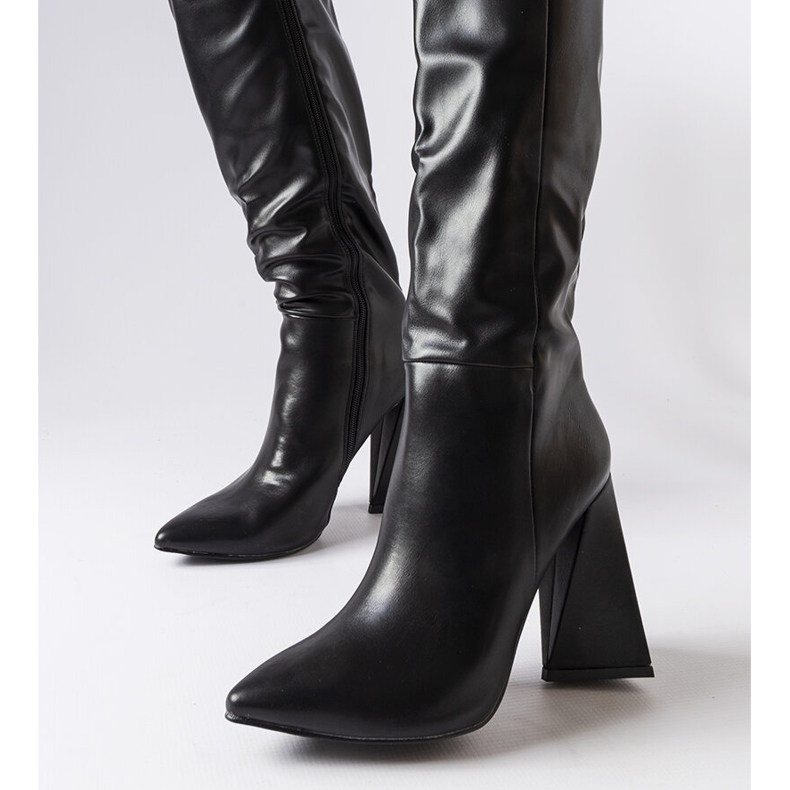 Medicina botas negras en el poste negro 2