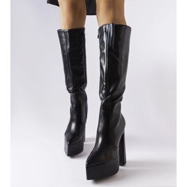 Botas negras en una publicación masiva de Sovizzo negro 1