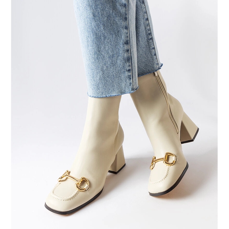 Botas de tacón cuadrado beige de Castione 1