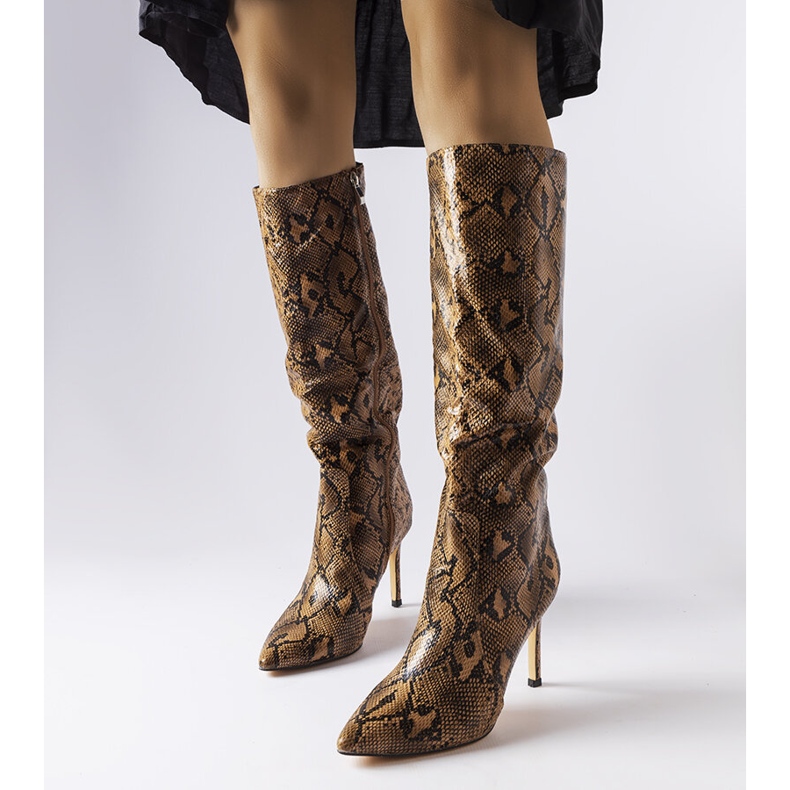 Botas tacón piel serpiente marrón carmín 1