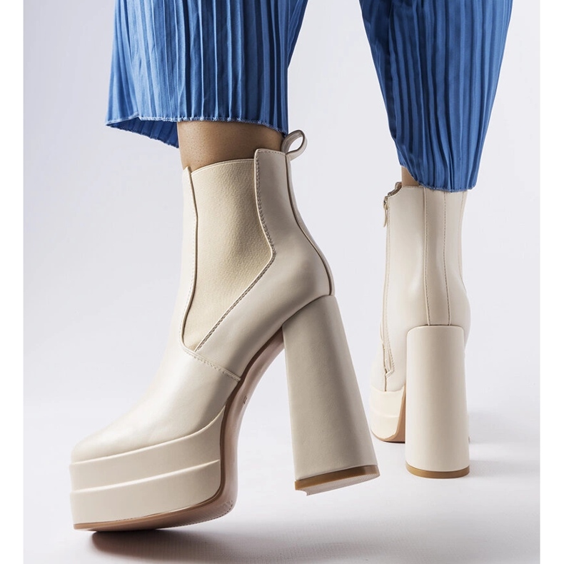 Botas beige de tacón alto de Copertino 1