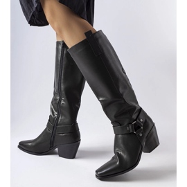 Botas de vaquero negras en el poste. negro 1