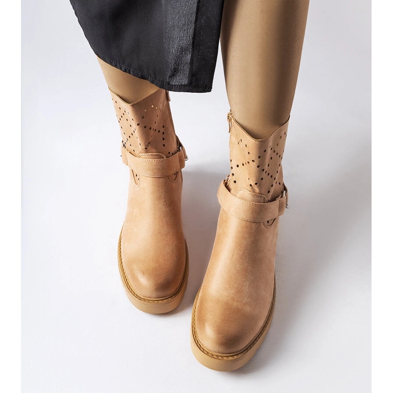 Botas beige caladas con cadena de Procopio 1